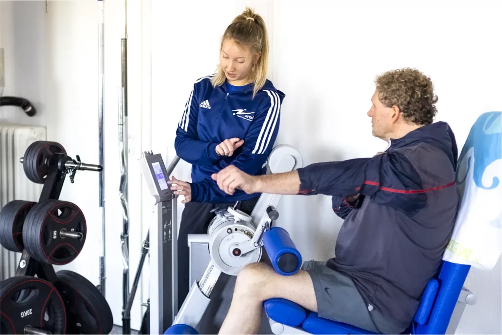 Ein Trainer berät einen Klienten