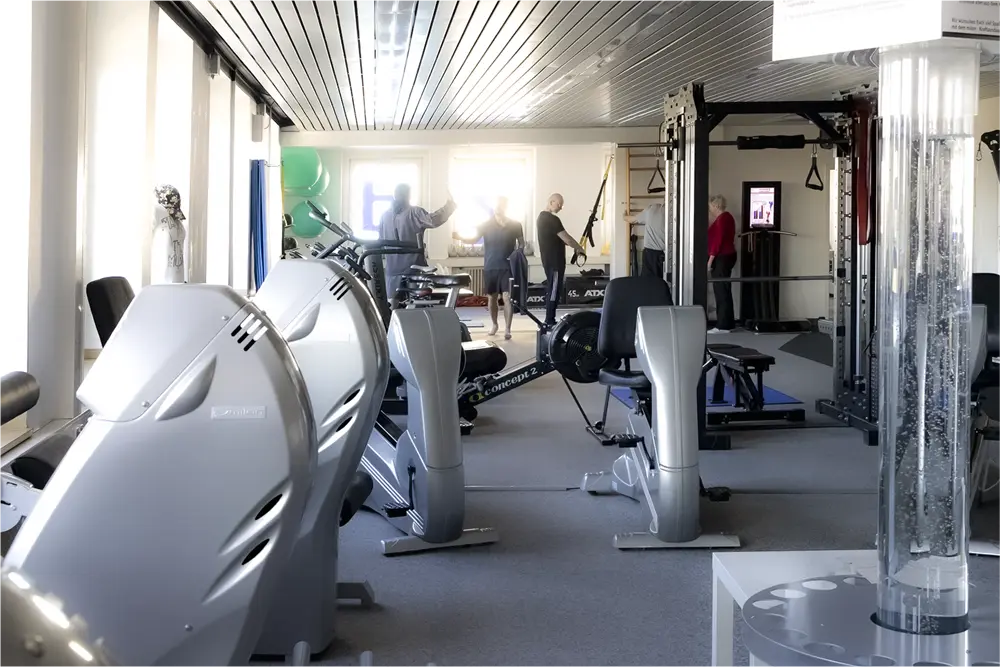 Trainingsraum mit Fitnessgeräten