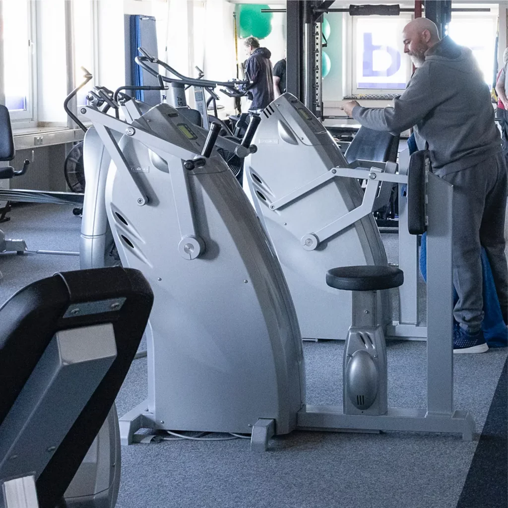 Training an Geräten im Milon-Zirkel